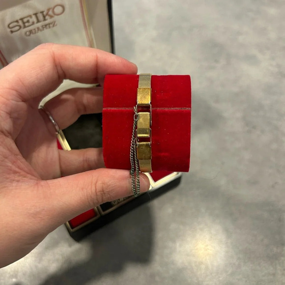 Seiko Quartz Vintage Gold Watch - Picture 5 of 7